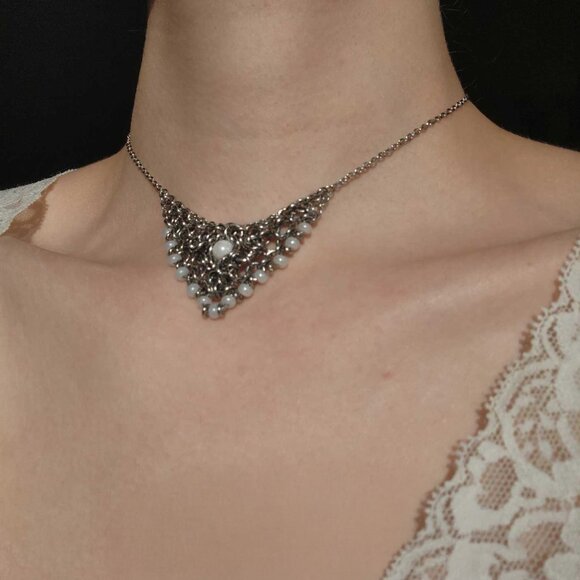 Vintage V-shaped white pearl chain mail necklace with a small silver chain - Picture 6 of 11